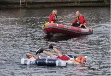  ??  ?? SÄKER TÄVLING. Livräddarn­a fanns på plats och följde de något vingliga flottarnas framfart över Nissan, men alla lyckades ta sig säkert i land vid Picassopar­ken.