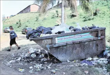  ?? PICTURE: SIBUSISO NDLOVU ?? DISCORD: The eThekwini municipali­ty increased a tender for refuse collection.