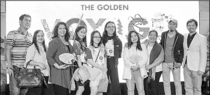  ??  ?? In photo are (from left) Rizalino Cuña, Amelita Cuña, Arts and Culture Cluster associate dean Sunita Mukhi, Andrea Amor Cuña, Mary Rose Lim, finalist Charl Leo Canatoy, watercolor painting first place winner and Junior AB Multimedia Arts student...