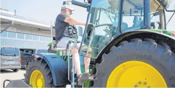  ?? FOTO: PARAVAN ?? Edmund Ödamer ist mobil und kann seinen Beruf ausüben, nicht nur mit dem Auto, sondern auch mit seinem wichtigste­n Arbeitsger­ät, einem John Deere Traktor.