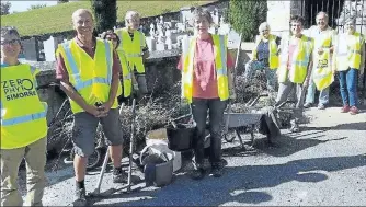  ??  ?? L’équipe Zéro-Phyto après le boulot