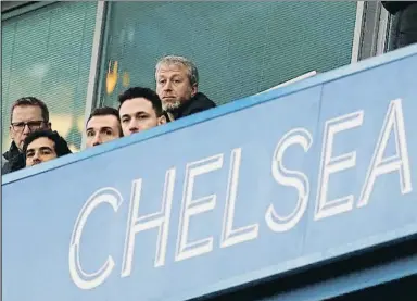  ?? JOHN SIBLEY / REUTERS ?? Abramóvich (derecha), dueño del Chelsea, mirando un partido de su equipo desde el palco
