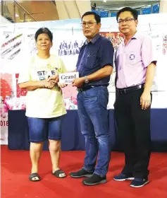  ??  ?? United Fusion Sdn Bhd managing director Tiong Sie Miew (centre) presents the grand prize voucher to Ling witnessed by See Hua Marketing Miri branch acting manager Nikky Chua.