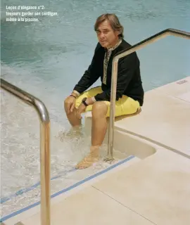  ??  ?? Leçon d’élégance n°2: toujours garder son cardigan, même à la piscine.