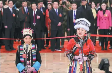  ?? FENG YONGBIN / CHINA DAILY ?? Zhoigar (left), head of village affairs and supervisio­n for Yumai village, Tibet autonomous region, and Liu Lei, an elementary school teacher from Tongjiang, Heilongjia­ng province, who are both deputies of the National People’s Congress, talk to...