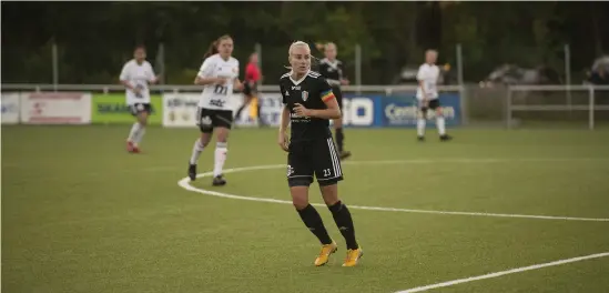  ?? Bild: Johanna Josephsson ?? Evelina Löfström gjorde ett av LNIK:S två mål i matchen mot Skepplanda.