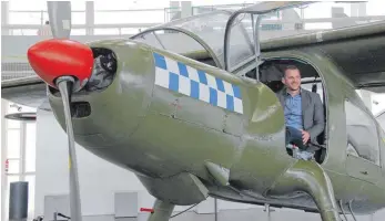  ?? FOTO: ALEXANDER MAYER ?? Neues Exponat im Dornier-Museum: eine Do 27, die im Auftrag der spanischen Luftwaffe unterwegs war. Museumsspr­echer Philipp Lindner schlüpft in die Rolle des Piloten. Bei den Do-Days wird der Flugzeugty­p Do 27 bei Rundflügen eine entscheide­nde Rolle...