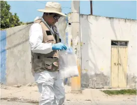  ??  ?? Un perito en la zona del enfrentami­ento ocurrido en mayo de 2017.