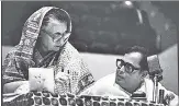  ?? KK CHAWLA/HT ARCHIVE ?? Pranab Mukherjee in a discussion with former prime minister Indira Gandhi in 1983.