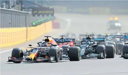  ?? REUTERS ?? Maniobra genial. Verstappen adelantó a Hamilton en la largada y ganó el sprint en Silverston­e.