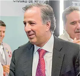  ??  ?? BRAULIO TENORIO PLENARIA. José Antonio Meade, secretario de Hacienda y Crédito Público, estuvo ayer con senadores del PRI.