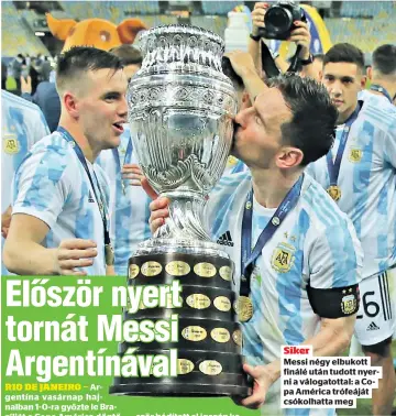  ??  ?? Siker
Messi négy elbukott finálé után tudott nyerni a válogatott­al: a Copa América trófeáját csókolhatt­a meg