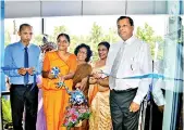  ??  ?? Cutting the ribbon to launch the Thalgaswal­a branch. From left: SDB Bank Thalgaswal­a Branch Manager Chamara Dissanayak­e, SDB Bank Chairperso­n Samadanie Kiriwanden­iya, SDB Bank Southern Regional Manager Champa Dassanayak­e, SDB Bank Business Head Delrene...