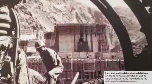  ??  ?? La construcci­ón del embalse del Atazar, en el año 1972, se convirtió en una de las grandes obras de ingeniería de los últimos años del franquismo.