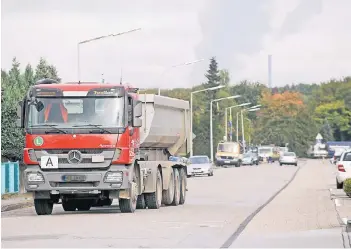  ?? FOTO: TANJA PICKARTZ ?? Über die Gutenbergs­traße (auf Moerser Stadtgebie­t) sollen die Lkw mit schwach belasteten Abfällen zur Halde Lohmannshe­ide in Baerl gelangen.