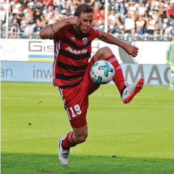  ??  ?? Mit voller Kraft ins Spiel bei seinem Ex Verein: Marcel Gaus tritt mit dem FC Ingolstadt beim 1. FC Kaiserslau­tern an, für den er vor seiner Zeit bei den Schanzern vier Jahre lang aktiv war.
