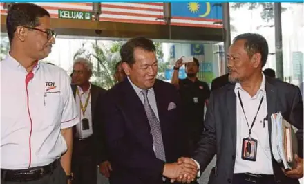  ?? PIX BY MOHD YUSNI ARIFFIN ?? Felda Global Ventures Holdings Bhd (FGV) chairman Datuk Azhar Abdul Hamid (centre) with Federal Land Developmen­t Authority director-general and FGV board member Datuk Ab Ghani Mohd Ali (right) and FGV officer-in-charge Datuk Khairil Anuar Aziz at...