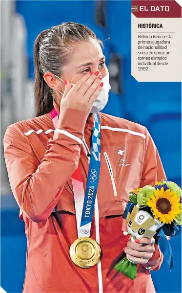  ??  ?? Visiblemen­te emocionada la jugadora suiza disfruta de su merecida medalla de oro.