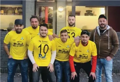  ?? FOTO ZB ?? Mücahit Ulupinar, Tolgahan Aytar, Ömer Özpoyraz, Gündogdu Enes, Özubek Semih en enkele andere leden van de club aan hun voetbalcaf­é Icerde in de wijk Meulenberg.