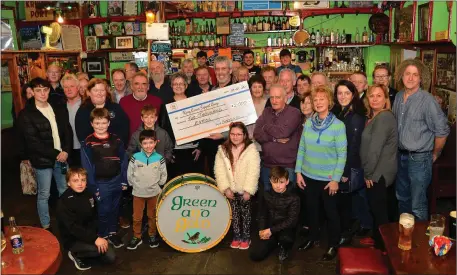  ?? Photo by Declan Malone ?? Members of the Green & Gold Wren presenting a cheque for 2,000 euro to Breda Dyland, Linda Daly and Chris Robbins of the Kerry Cancer Support Group, at their wren ball night in O’Flaherty’s bar on Friday.