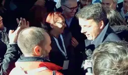  ??  ?? Colloquio L’ex premier Matteo Renzi con i sindacati della Lovato