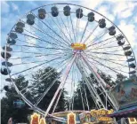  ?? FOTOS: UM, LH ?? Heimspiel für Pit Hupperten (M.): Der neue „Fooss“bringt auch alte Lieder der Band auf die Bühne. Das kam an.
Und nebenan auf dem Marktplatz war Kirmes. Ein Hingucker mit Ausblick bis zum Kölner Dom: das Riesenrad.