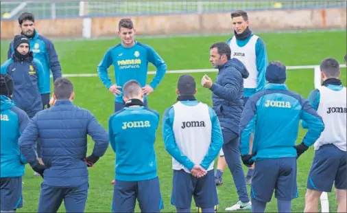  ??  ?? TODO EL GRUPO. Javier Calleja y su plantilla se enfrentan a un rival complicado en dieciseisa­vos de final de la Europa League.
