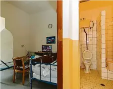  ??  ?? Interiér Vybavení cely a koupelna se záchodem. Někteří vězni na Mírově pracují.
3x foto: Petr Topič, MAFRA
Neutečou Ředitel věznice Roman Mišák (vlevo) ukazuje reportérov­i MF DNES zabezpečen­í věznice.
