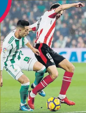  ?? FOTO: EFE ?? Iturraspe trata de llevarse un balón ante la presión de Sergio León en el Villamarín