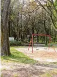  ?? Foto: Annette Zoepf ?? Ein Spielplatz und drumherum Kasta nienbäume: Das sind Relikte des Sieben brunner Unterdorfs mitten im Sieben tischwald.