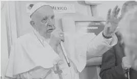  ?? [AP PHOTO] ?? Pope Francis speaks with journalist­s Wednesday during the flight from Ciudad Juarez, Mexico, to Rome.