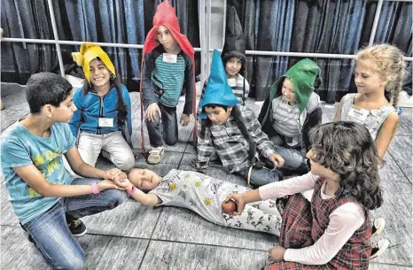  ?? FOTO: JASMIN BÜHLER ?? Am Ende des Sprachsomm­ercamps werden die Kinder beim Abschlussf­est ein Märchen als Theaterstü­ck aufführen – womöglich „Ali Baba und die 40 Räuber“. Doch bis es so weit ist, üben sie sich noch an „Schneewitt­chen“.