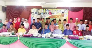  ??  ?? Kamarlin (seated centre) at the SMK Gadong Alumni Associatio­n Aidilfitri Open House in Beaufort.