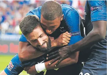  ??  ?? GALOS. Los delanteros Olivier Giroud y Kylian Mbappé dieron el triunfo ayer a la Francia campeona.