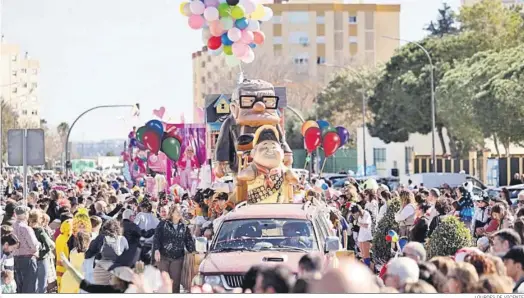  ?? LOURDES DE VICENTE ?? Las carrozas de ‘Up’ y ‘Barbie’ inician su recorrido acompañada­s de numeroso público en la Cabalgata de Carnaval.
