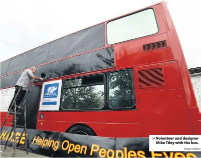  ?? Robert Melen ?? > Volunteer and designer Mike Tiley with the bus.