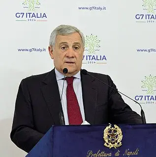  ?? ?? Il ministro Antonio Tajani ieri in prefettura a Napoli