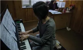  ?? Photograph: Stefanie Glinski ?? Maram Abdallah, 18, a pianist, said she has had to fight her family’s conservati­ve attitudes to be able to play music.