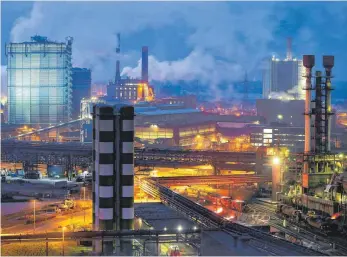  ?? FOTO: DPA ?? Stahlwerk des Industriek­onzerns Thyssen-Krupp in Duisburg: Wie kann man die Kosten für die Verschmutz­ung und die Bedrohung des Weltklimas einzelnen Verursache­rn zurechnen?