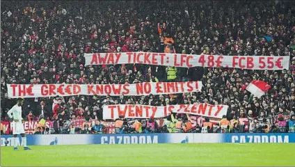  ?? FOTO: AP ?? La afición del Bayern protesta El dispar precio de las entradas genera crispación entre los bávaros