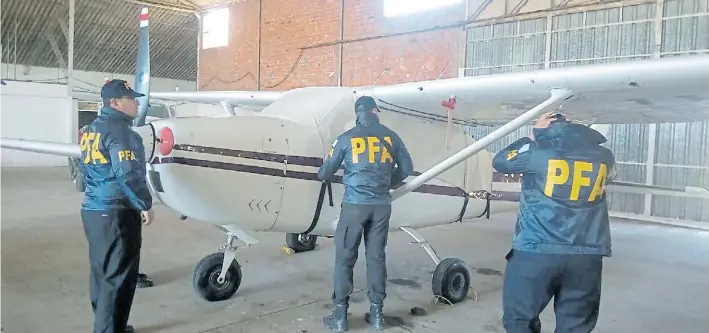  ??  ?? Final. La avioneta Cessna secuestrad­a ayer en Resistenci­a. Pertenece al empresario Alberto Busciglio, acusado de importar en Estados Unidos las bobinas de acero secuestrad­as.