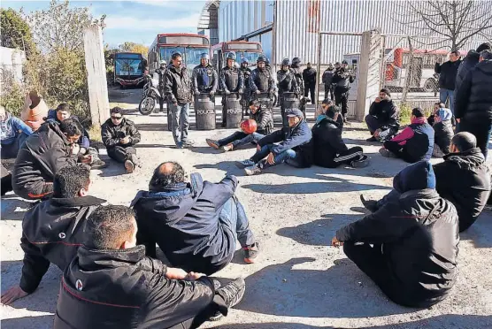  ?? (RAIMUNDO VIÑUELAS) ?? Lejos de los colectivos. Una postal de punta de línea en la mañana de ayer. Era la quinta jornada consecutiv­a de paro del transporte.