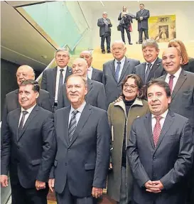  ??  ?? Acto. El gobernador Schiaretti recibió ayer a pares peronistas e intendente­s de la región chilena de Atacama.