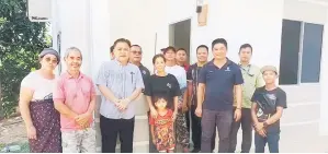  ?? ?? KENANGAN: Robert merakamkan gambar kenangan bersama Bitah semasa melawat ke rumah SMJ miliknya.