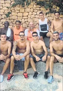  ??  ?? Verratti, en Ibiza de vacaciones con Ibrahimovi­c y Pastore, desmintió a La Gazzetta dello Sport con emoticonos y una nota en Instagram