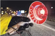  ?? ARCHIVFOTO: PATRICK SEEGER/DPA ?? Dutzende Verkehrste­ilnehmer hat die Polizei am Dienstag auf der B 30 bei Baltringen kontrollie­rt.