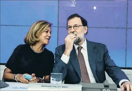  ?? DANI DUCH ?? Mariano Rajoy escuchando ayer a María Dolores de Cospedal en la junta directiva del PP