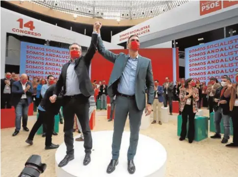  ?? // EP ?? Pedro Sánchez, junto a Juan Espadas, líder del PSOE andaluz, ayer en el XIV Congreso Regional en Torremolin­os