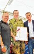  ??  ?? Major Tobias Lanzerath mit dem Bun destagsabg­eordneten Karl Heinz Brun ner (links) und Michael Obst.