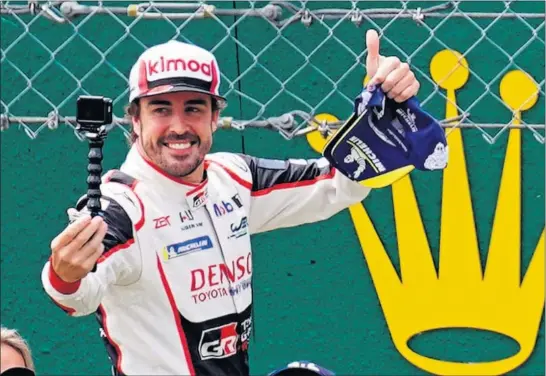  ??  ?? OTRA CORONA. Alonso se inmortaliz­a con un selfie en Le Mans, donde acabó una primera etapa en la Resistenci­a con Toyota repleta de éxitos.